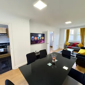 3 Bedrooms Spacious House, Separate Reception, 2 Full Bathrooms, Parking, Garden Holiday home London